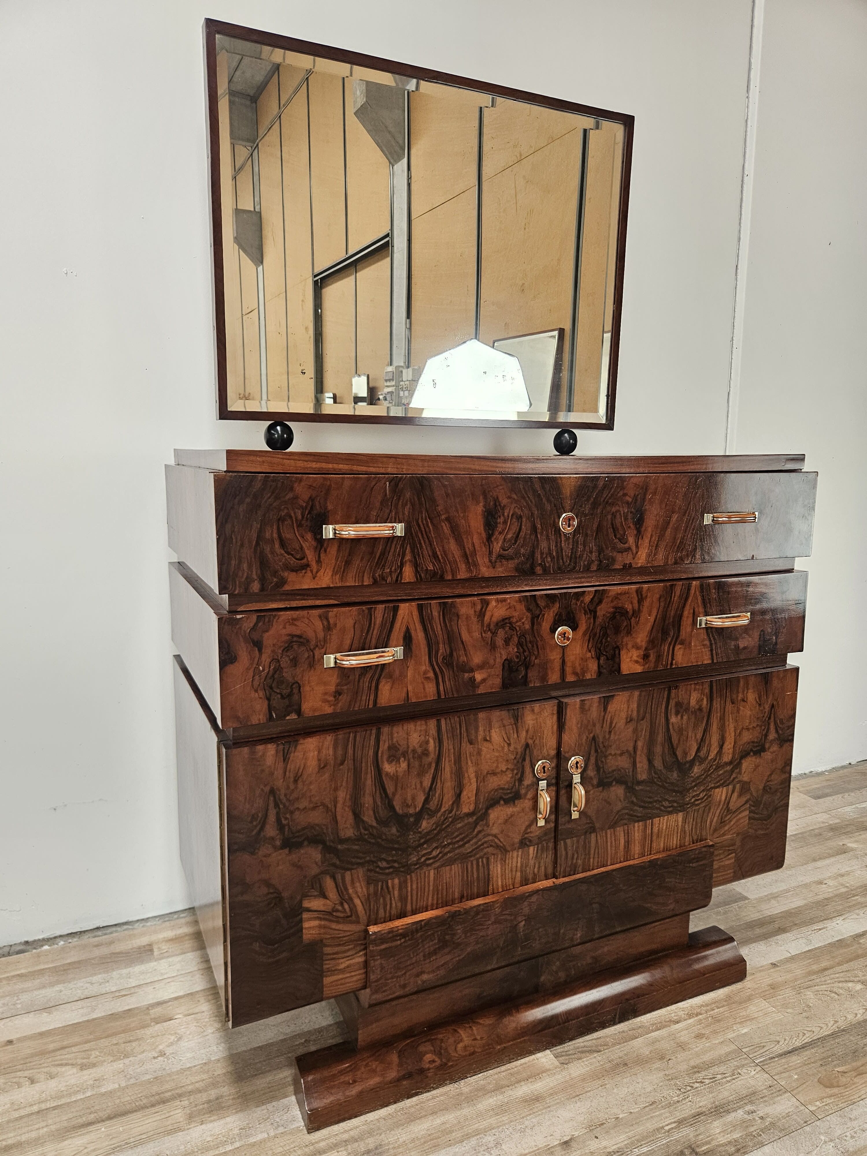 Exclusive 1940s Art Decò sideboard in walnut burl with mirror