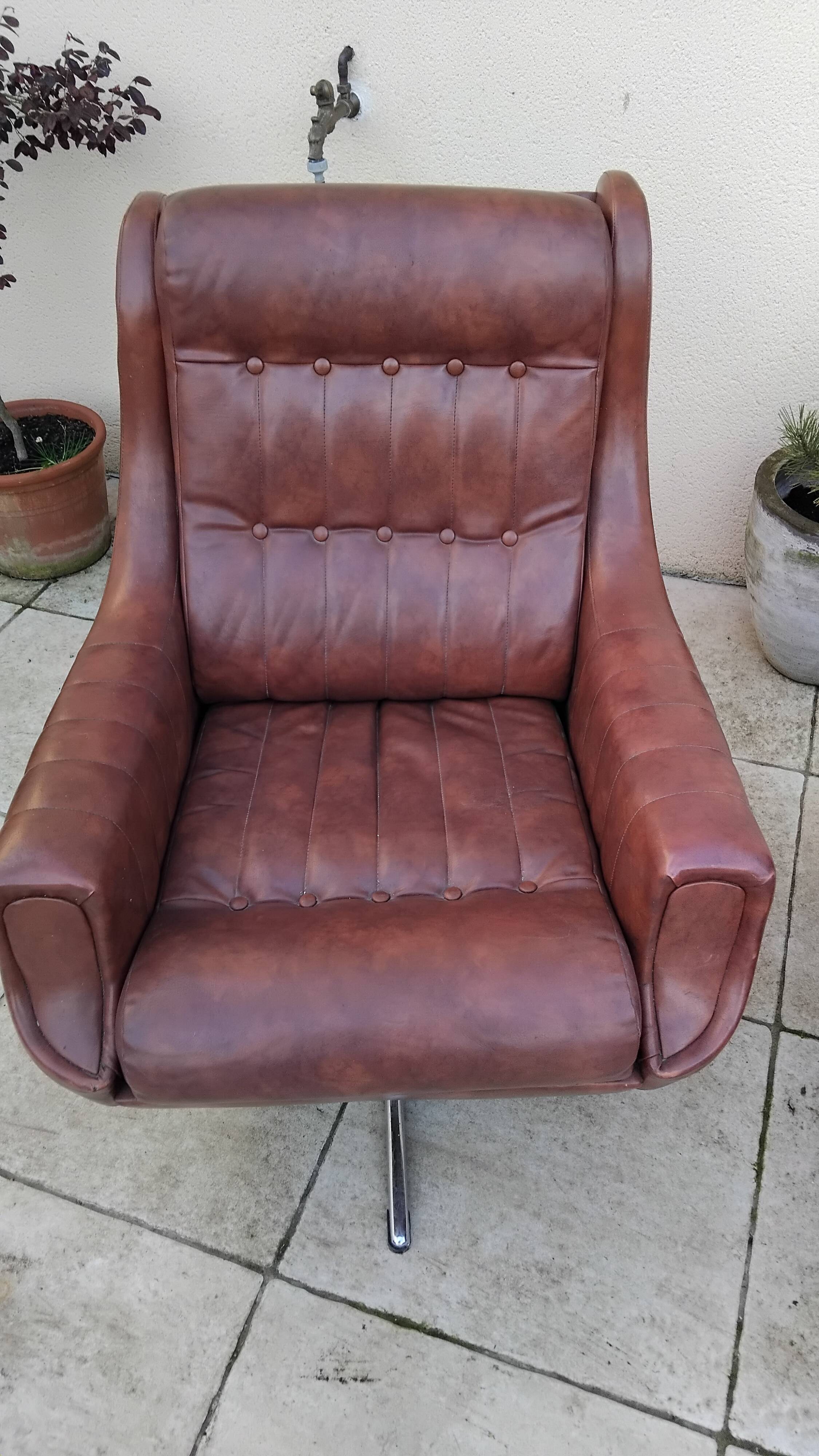 Paire de fauteuils pivotants en simili cuir, années 70