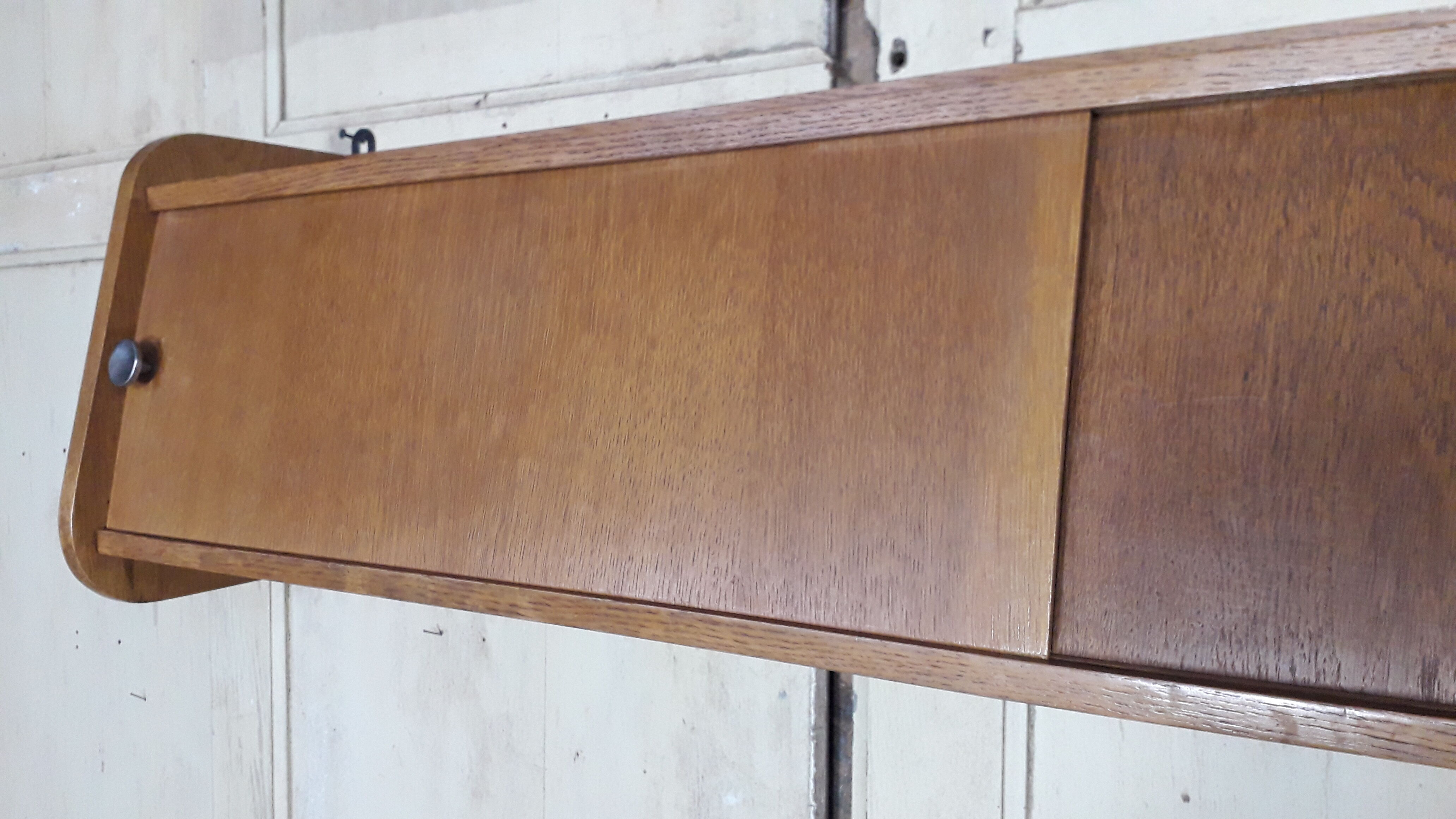 Wall shelf with sliding doors