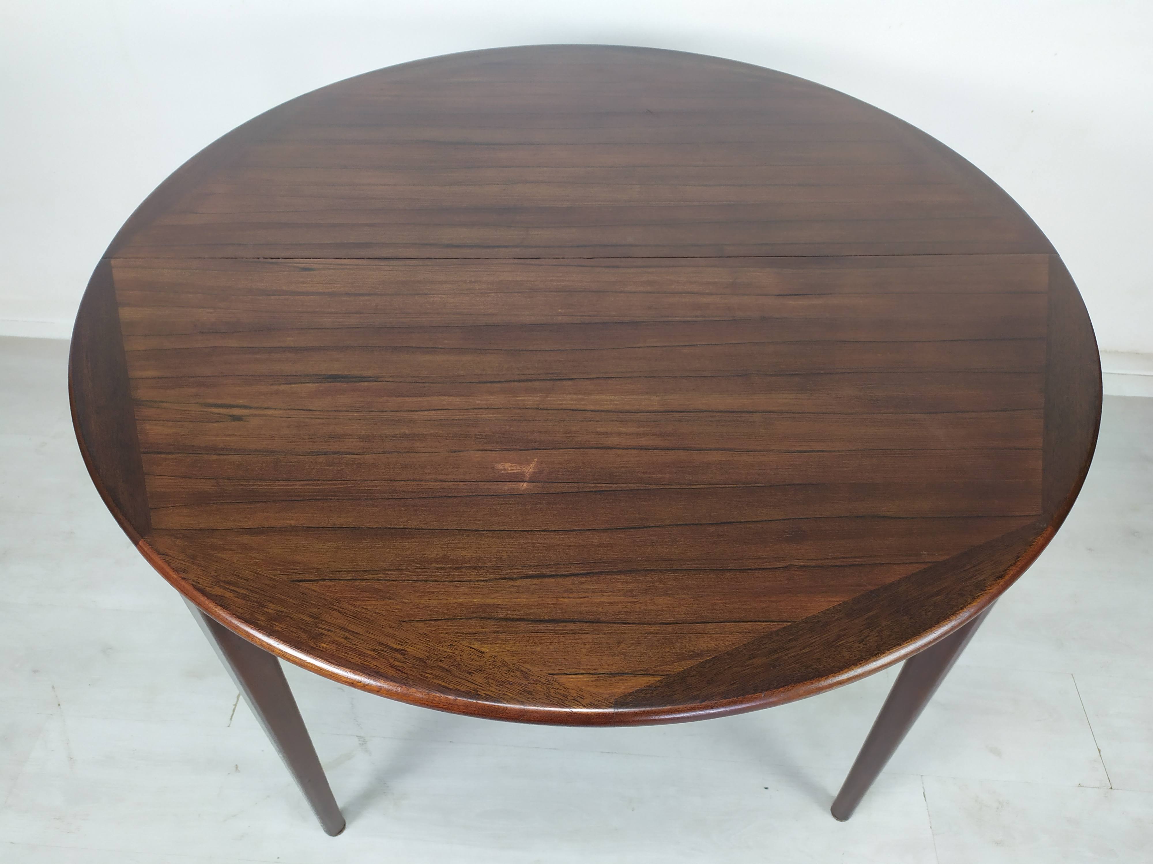 Scandinavian extendable table