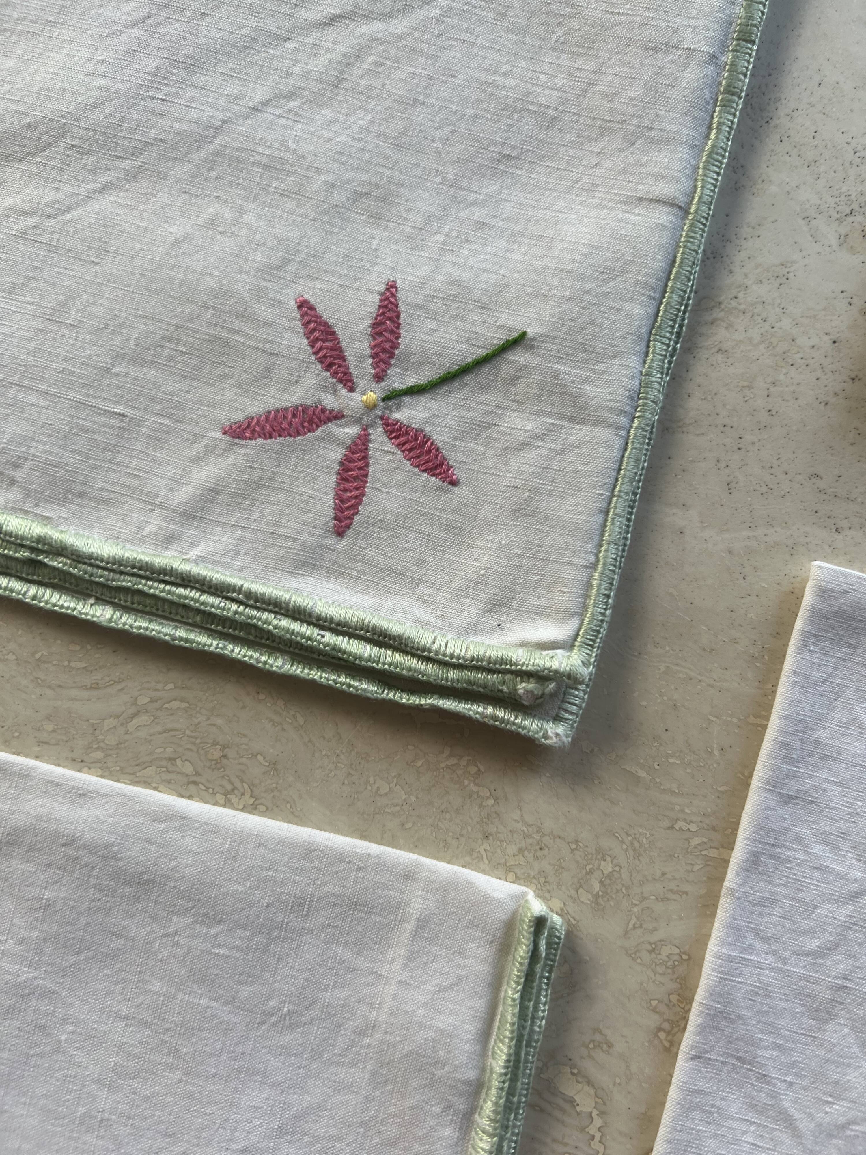Set of 4 embroidery flower napkins