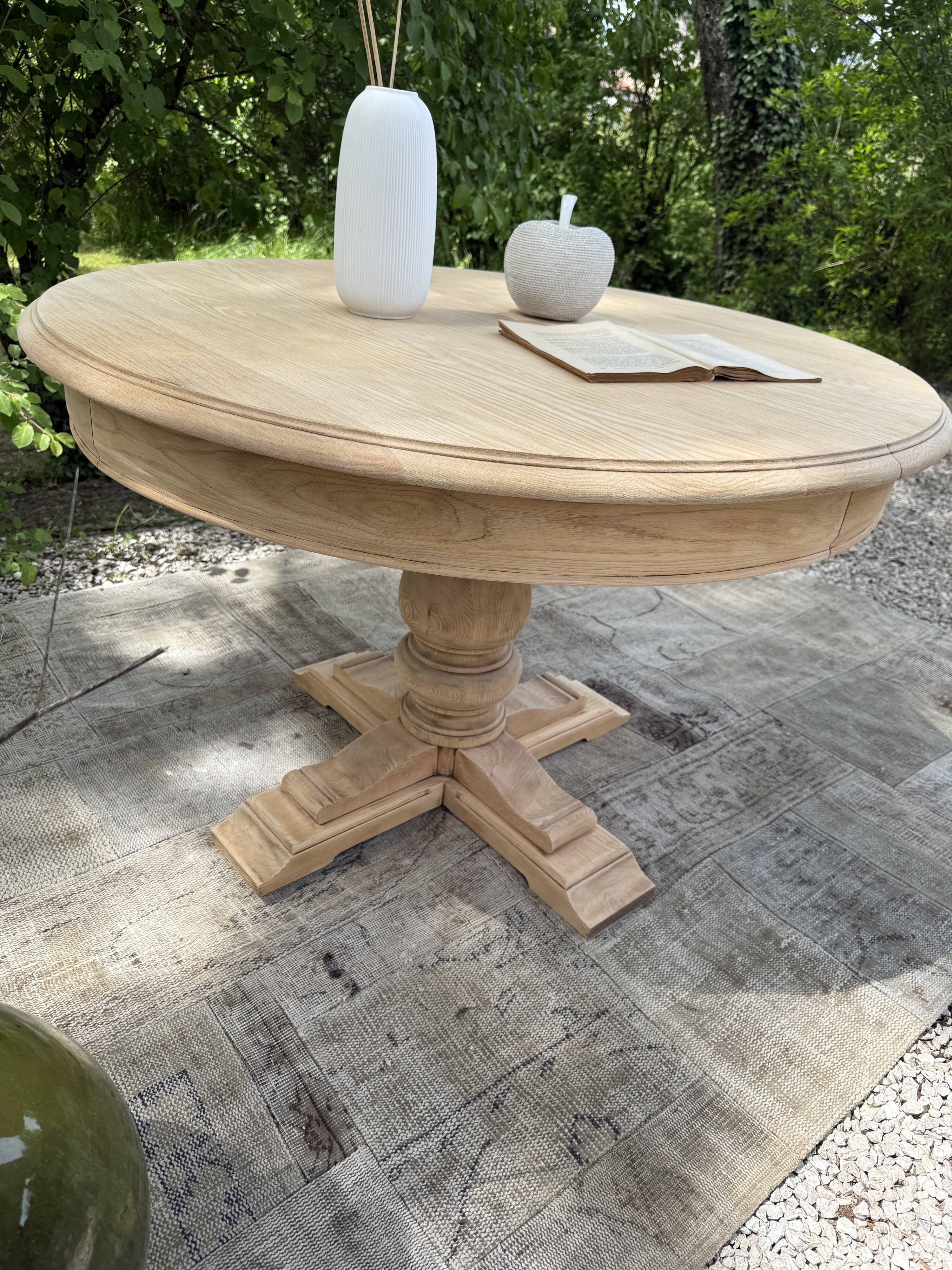 Extendable round table made of solid oak