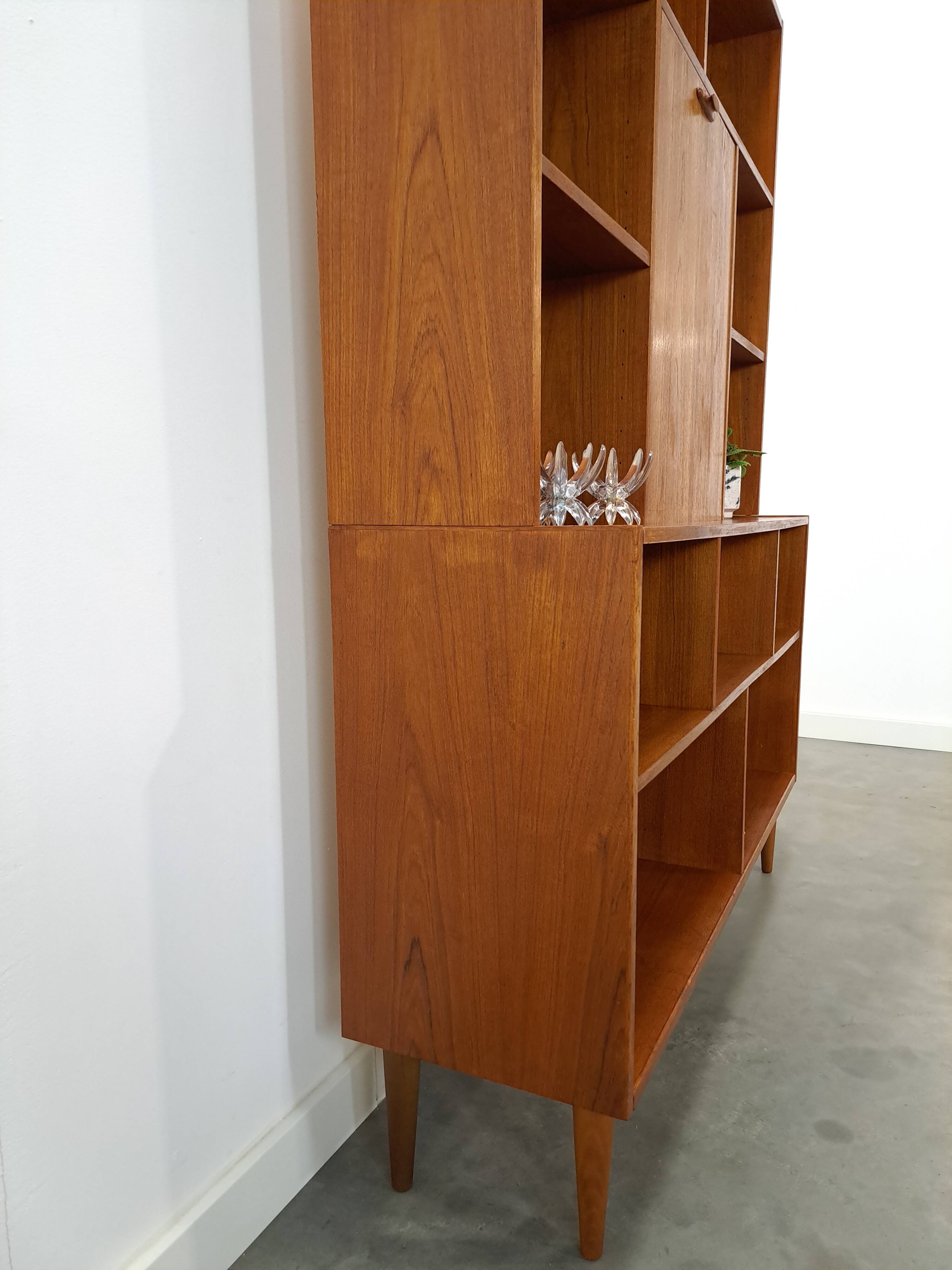 Deens hoge teak vakkenkast met bar vintage wandkast