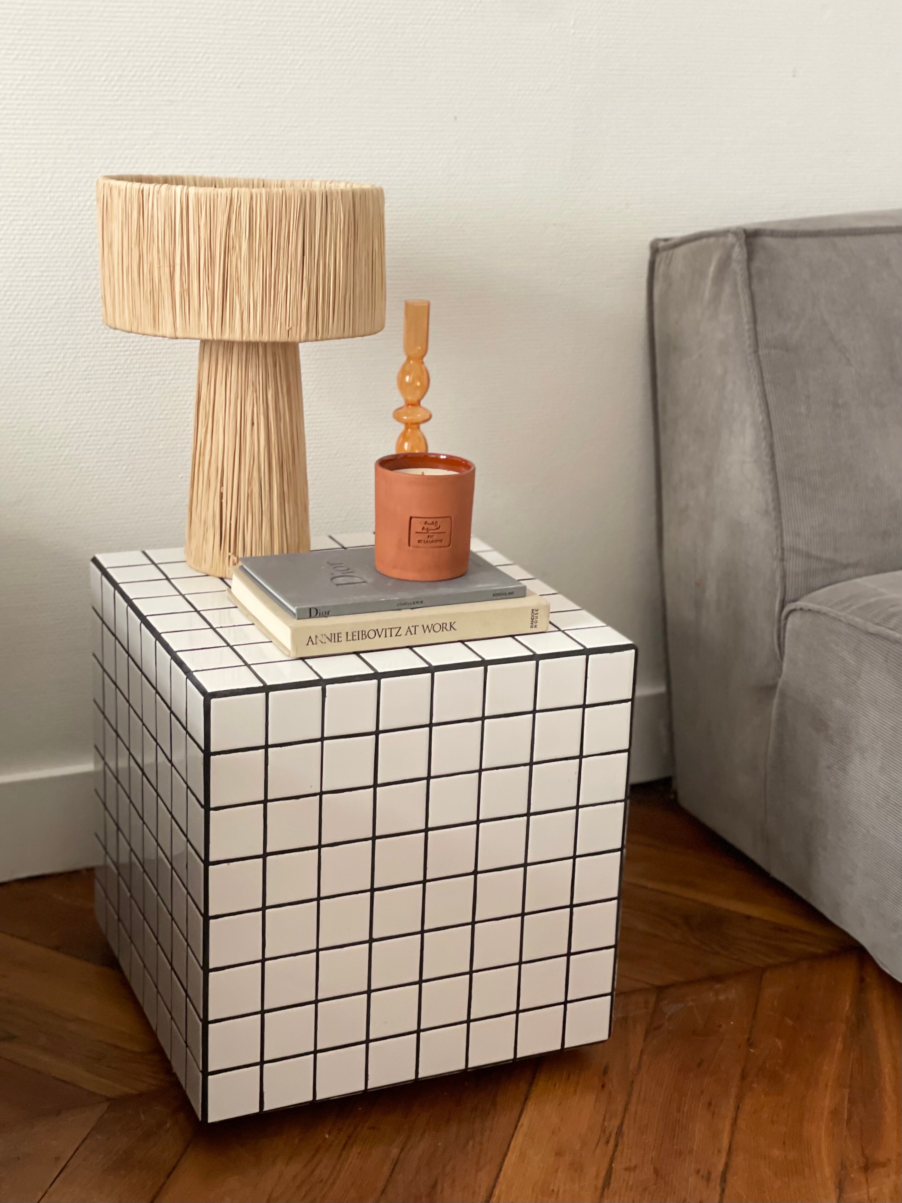 Table d'appoint cube Lulu carrelage mosaïque blanc joint noir  bout de canapé