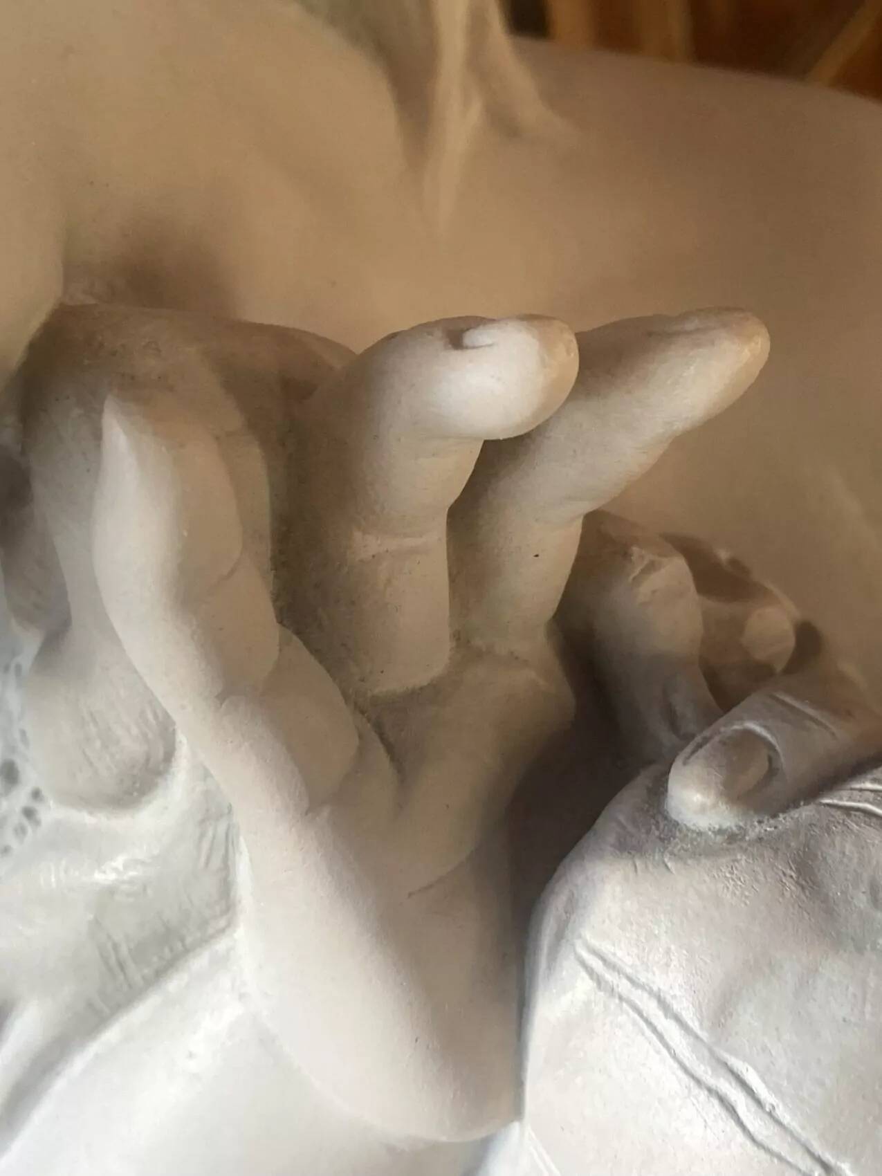 Grande sculpture en terre cuite – Fillette à la lecture – Patine grise – Époque XXe