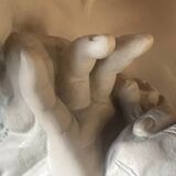 Grande sculpture en terre cuite – Fillette à la lecture – Patine grise – Époque XXe