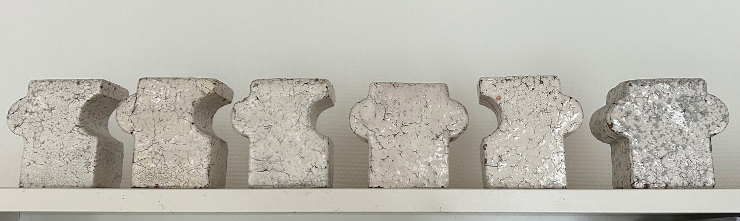 Set of cracked mini-vases