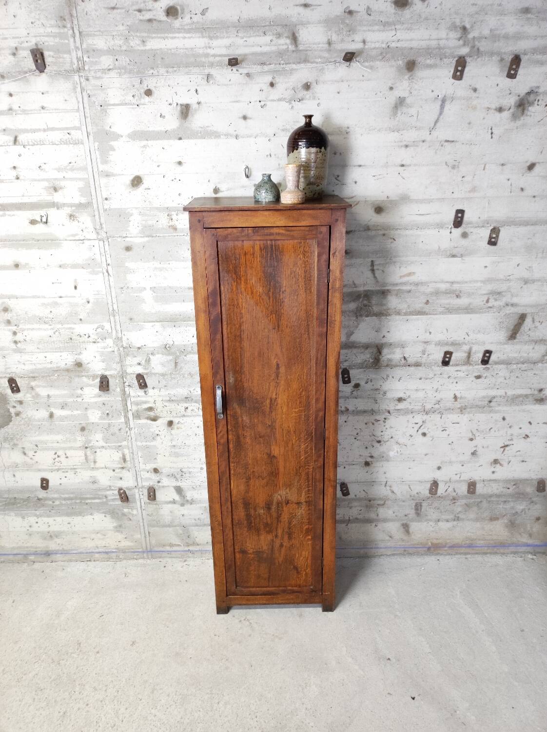 Narrow cabinet / column