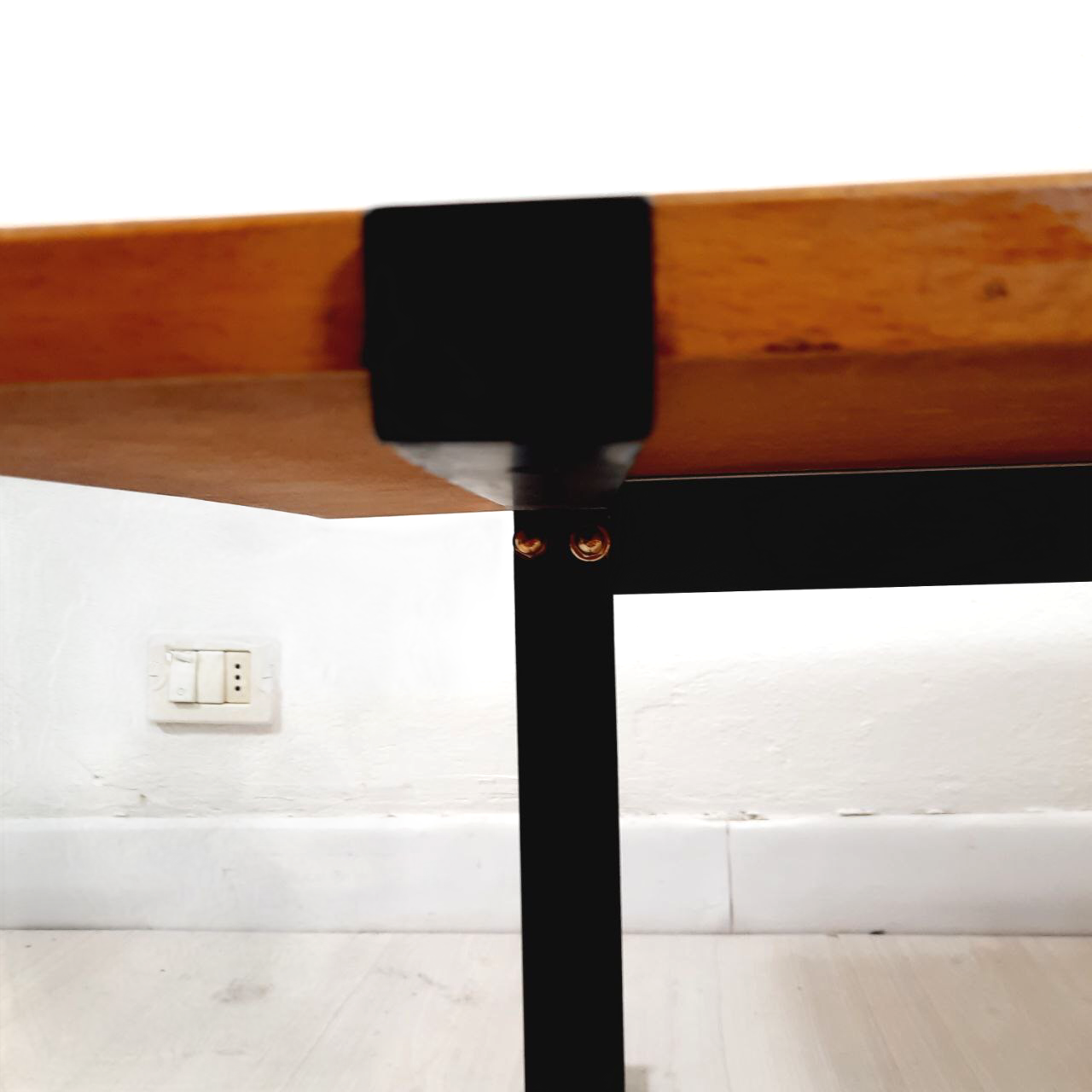 Coffee table 60s top enamelled color red and gold, metal and brass base.