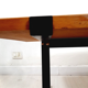 Table basse 60s haut émaillé Couleur rouge et or, base en métal et en laiton.