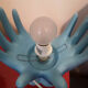 Lampe vintage mains et globe opaline - bleue - luminaire vintage