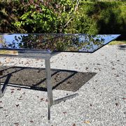 Table pietement chromé et verre fumé année 70 avec allonges