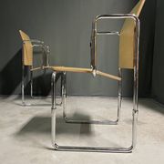 Une paire de chaises Hopmi de Gerrit Thomas Rietveld