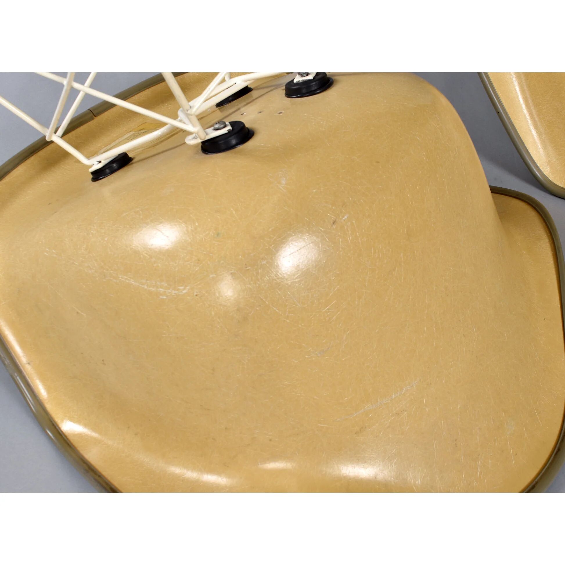 Paire de chaises coque LAR Eames pour Herman Miller avec des coussins en Naugahyde jaune.