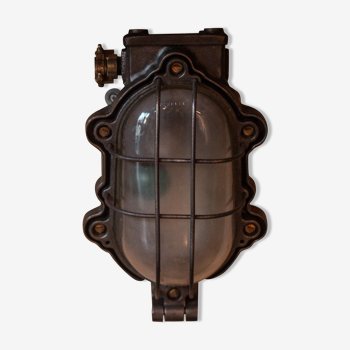 Industrial perfeclair wall lamp