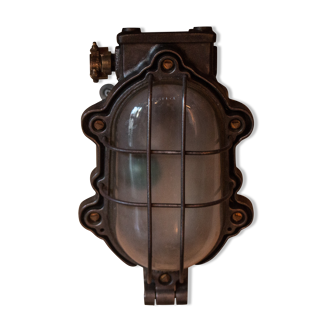 Industrial perfeclair wall lamp