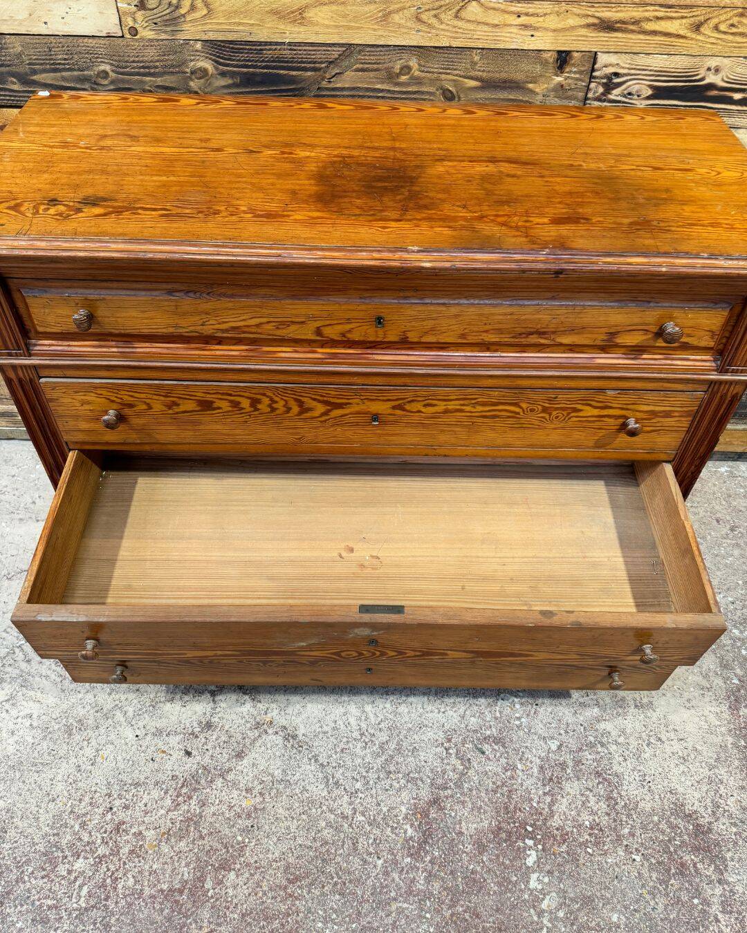 Commode en pitchpin massif