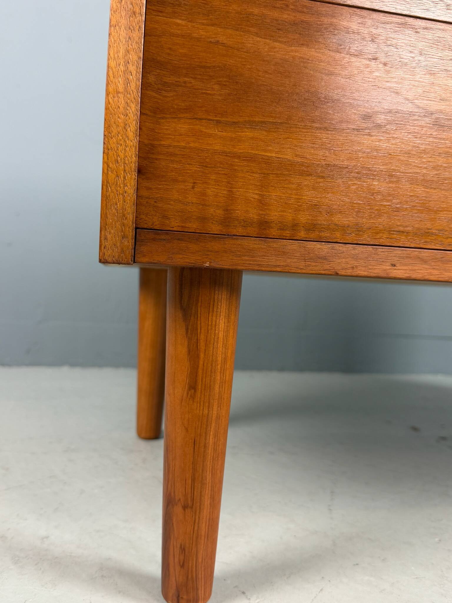 Commode basse danoise en teck à quatre tiroirs, années 1960