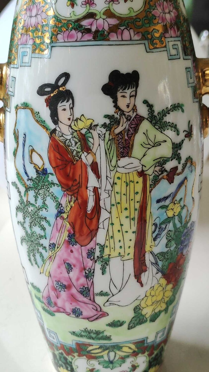 Japanese Chinese polychrome vase in fine porcelain. Motifs Geishas