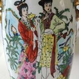 Japanese Chinese polychrome vase in fine porcelain. Motifs Geishas