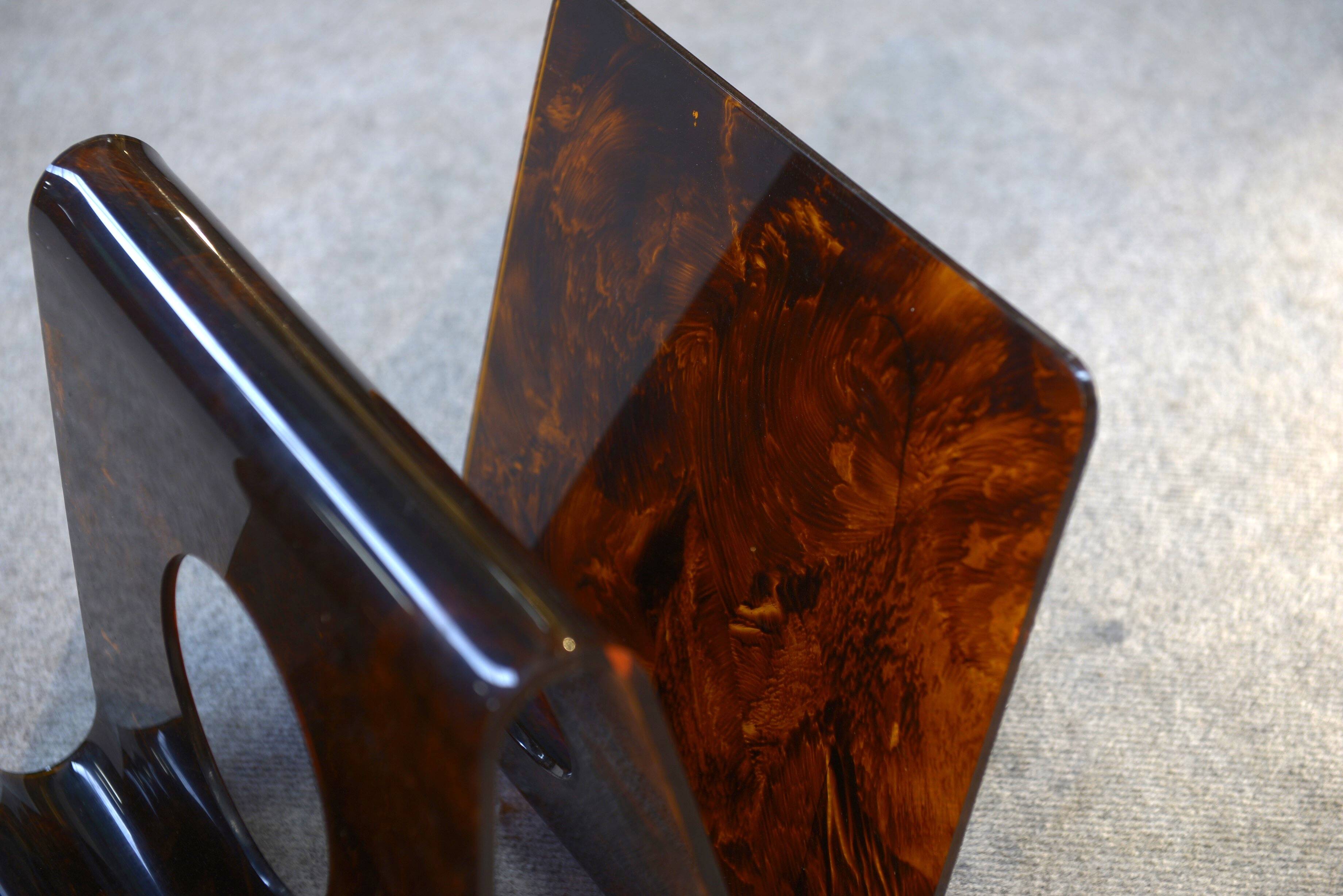 Design magazine rack in resin published by Alpac France 1970