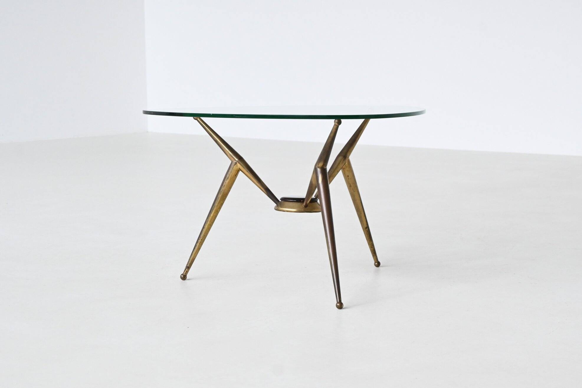 Table basse triangulaire tripode italienne en laiton et verre, Italie, 1950