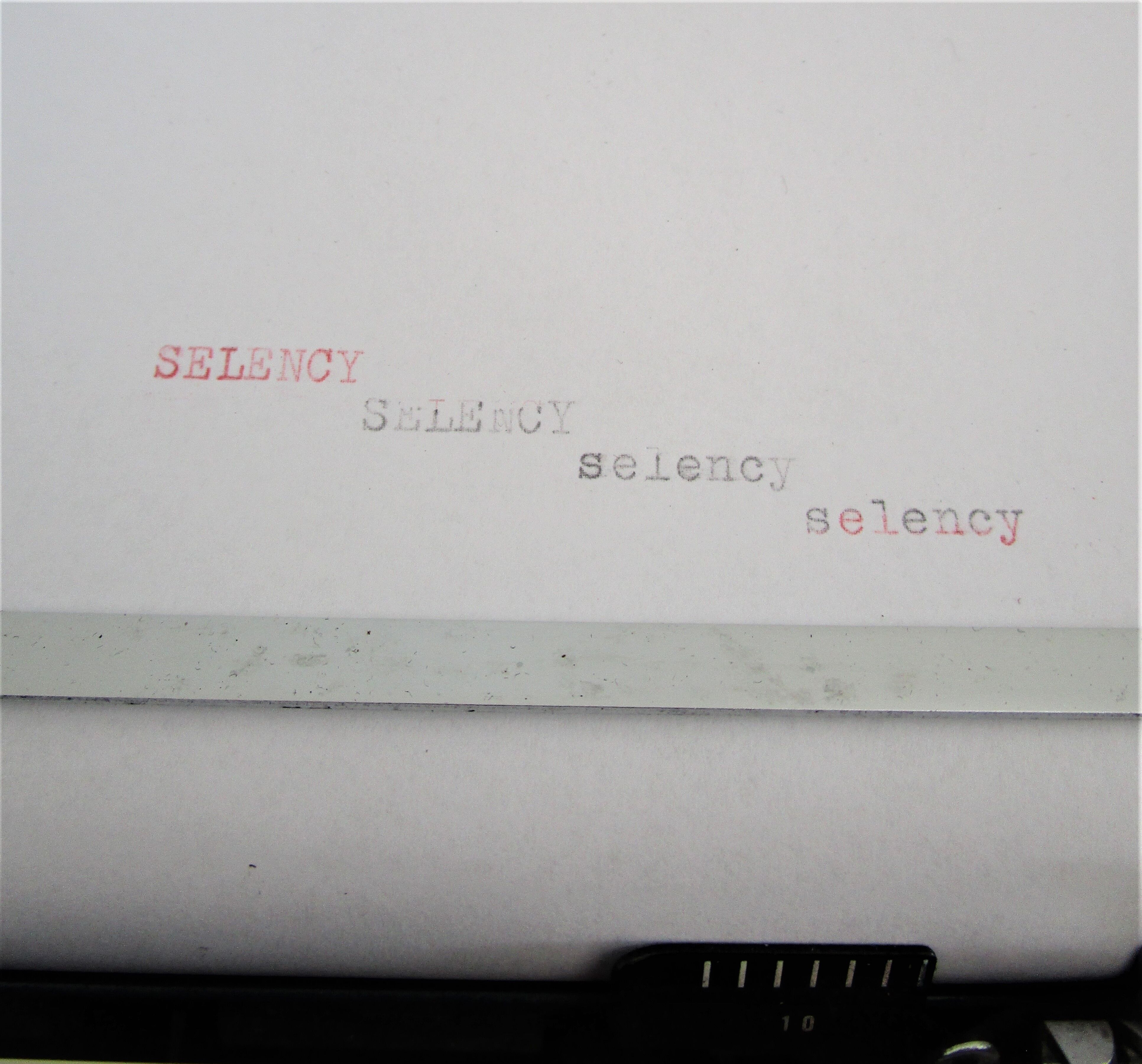 typewriter Remington Sperry rand Envoy III blue and white 70s