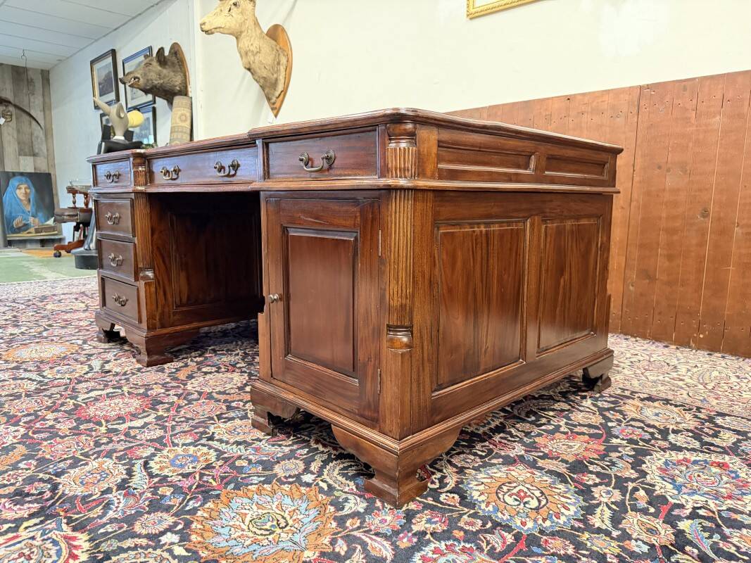 English Classic Chesterfield Partnerdesk Desk