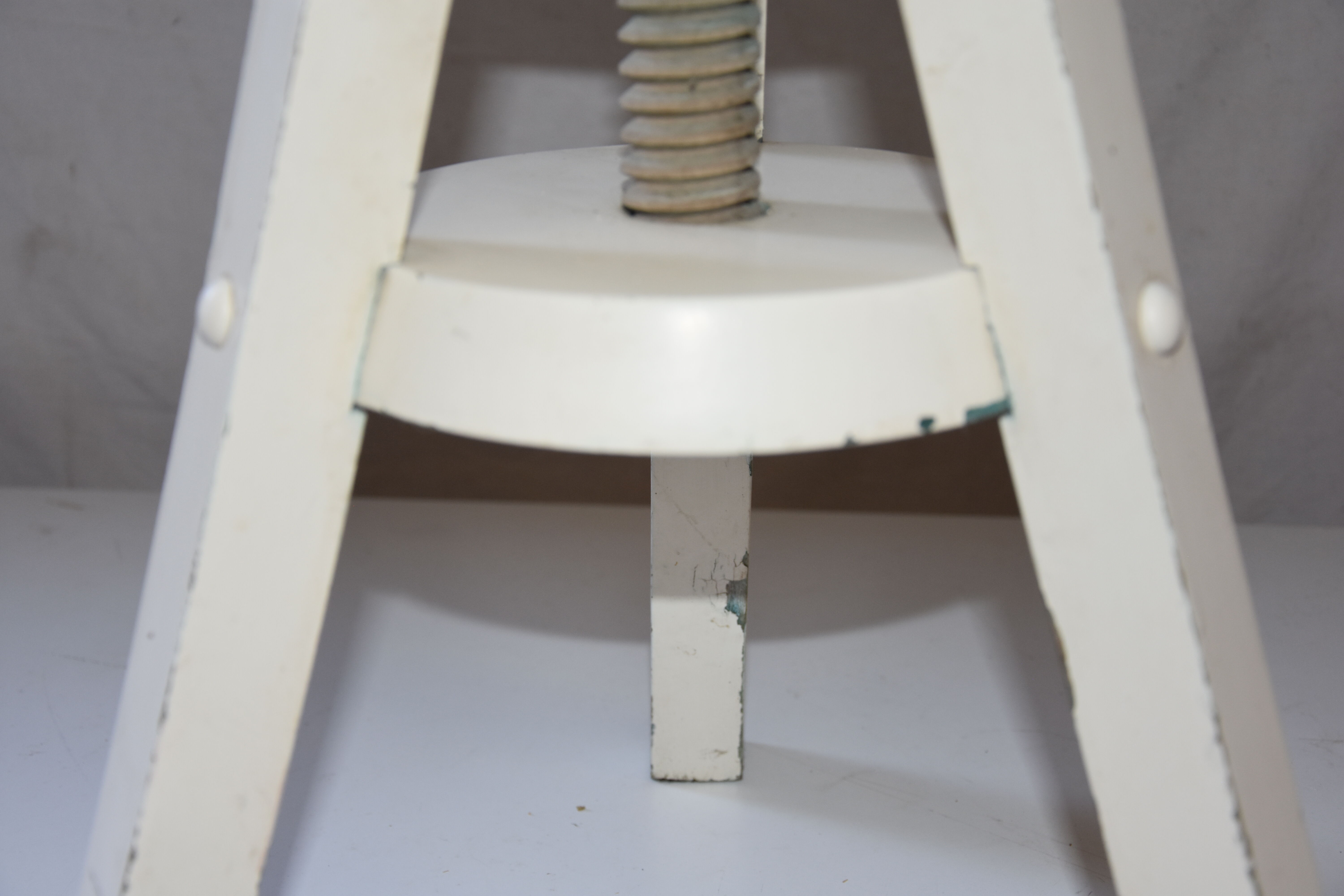Screw tripod workshop stool