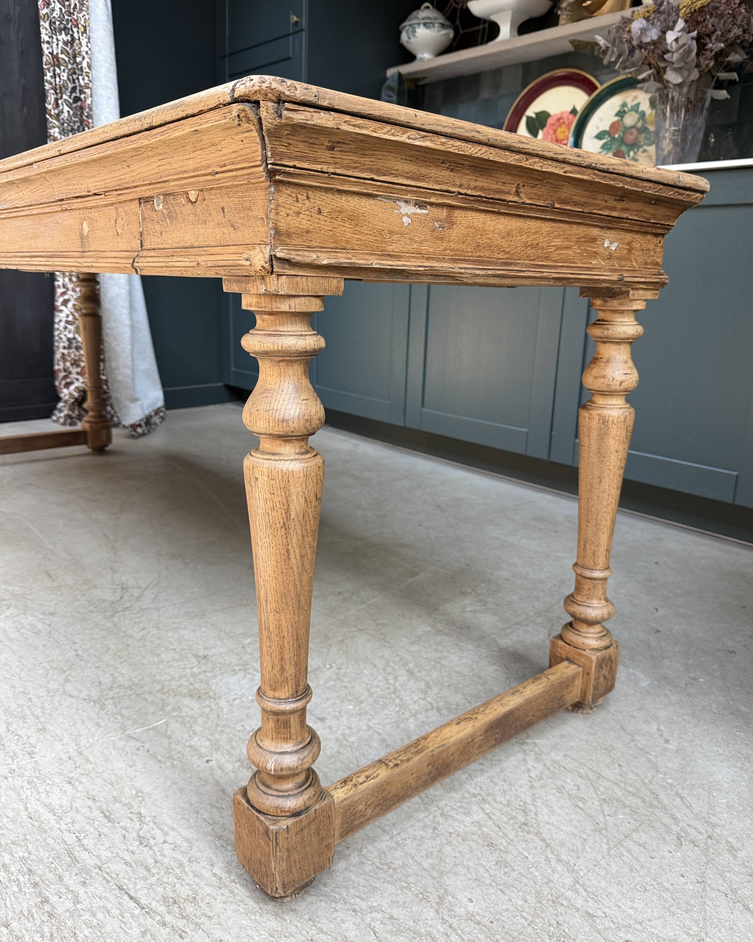 Farm table with turned legs in oak (renovated)