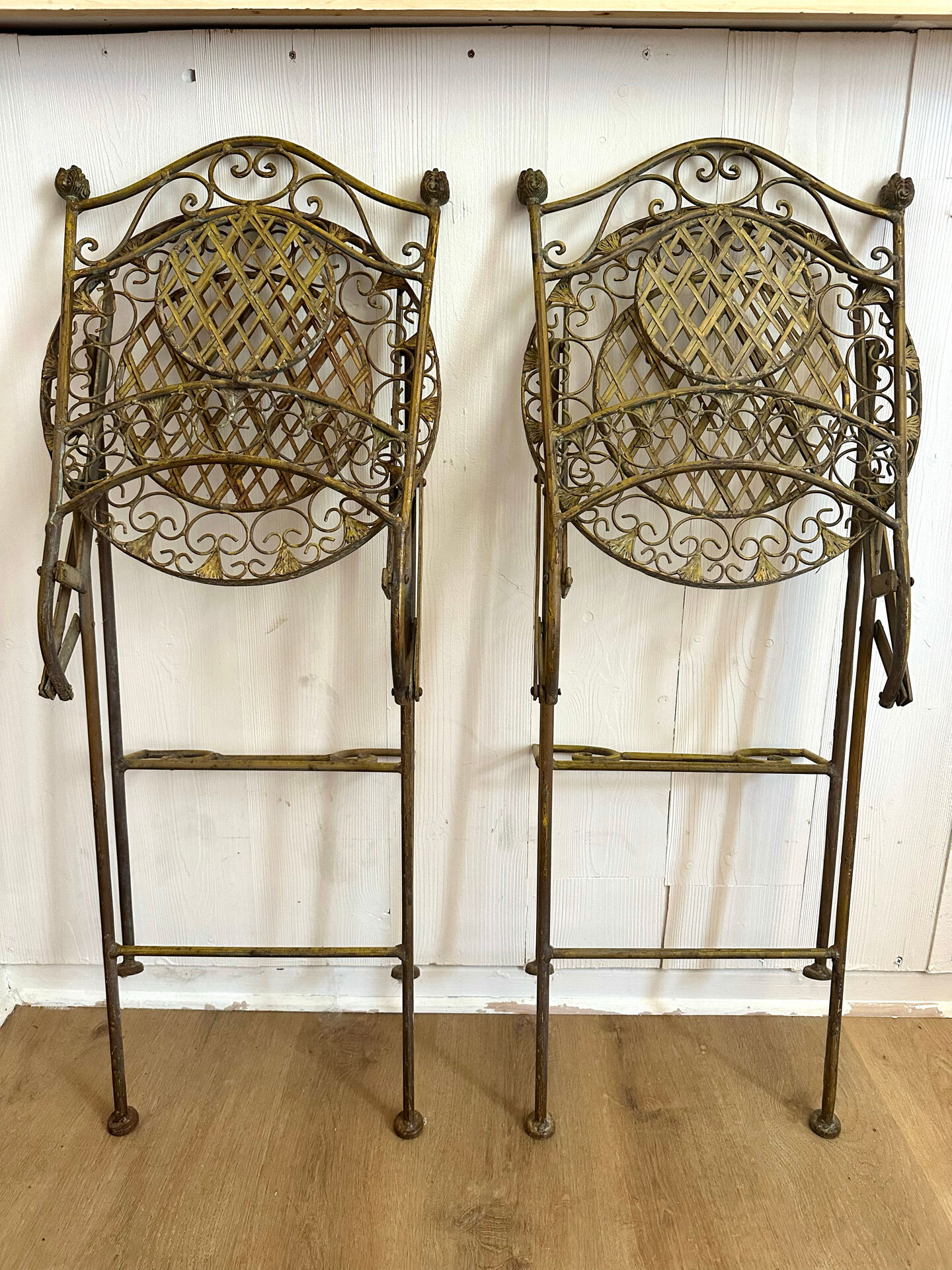 Paire de chaises hautes pliantes en fer forgé – Patine ocre – Style Ja