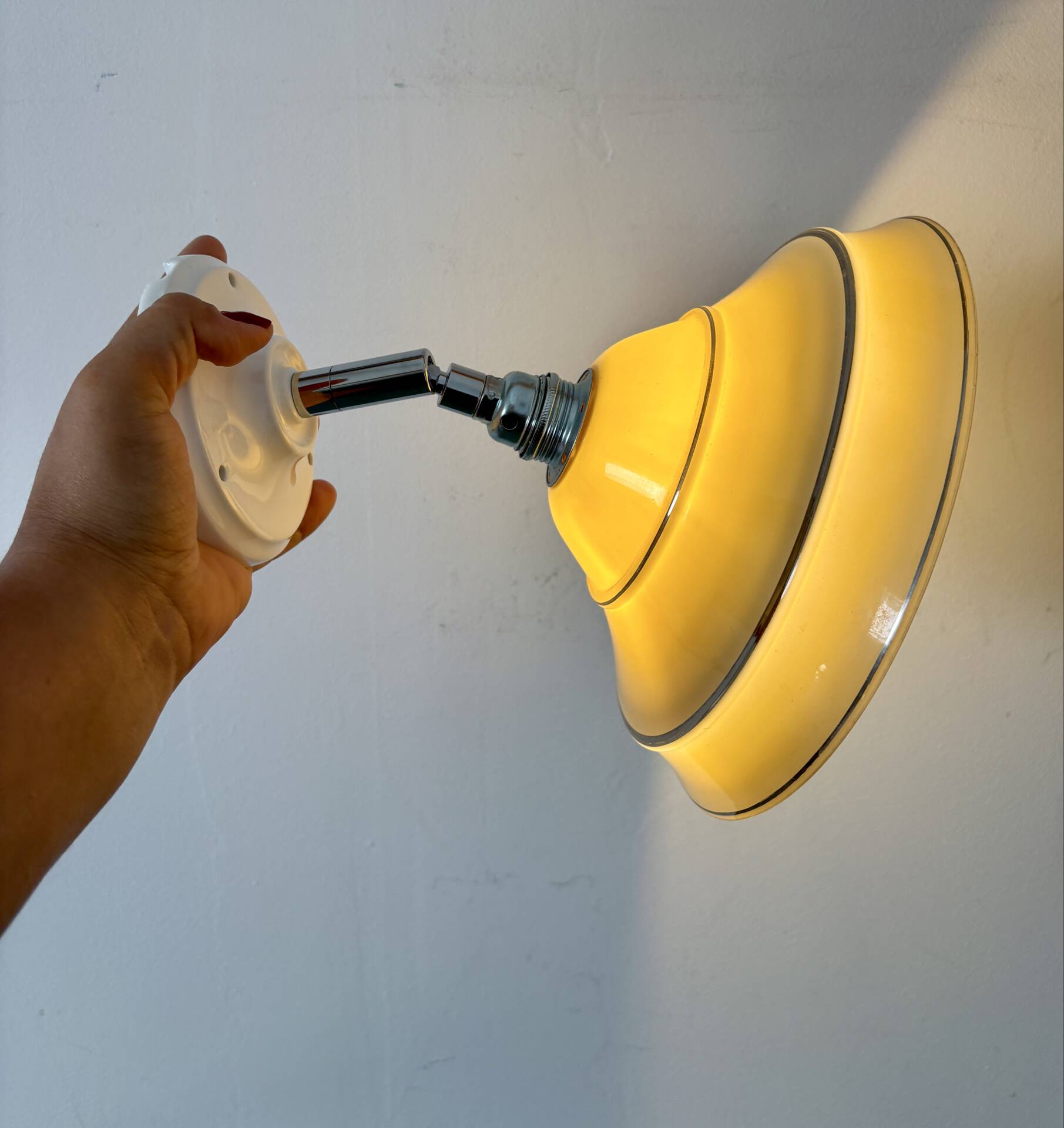 Applique abat-jour vintage en opaline jaune et liserés argent