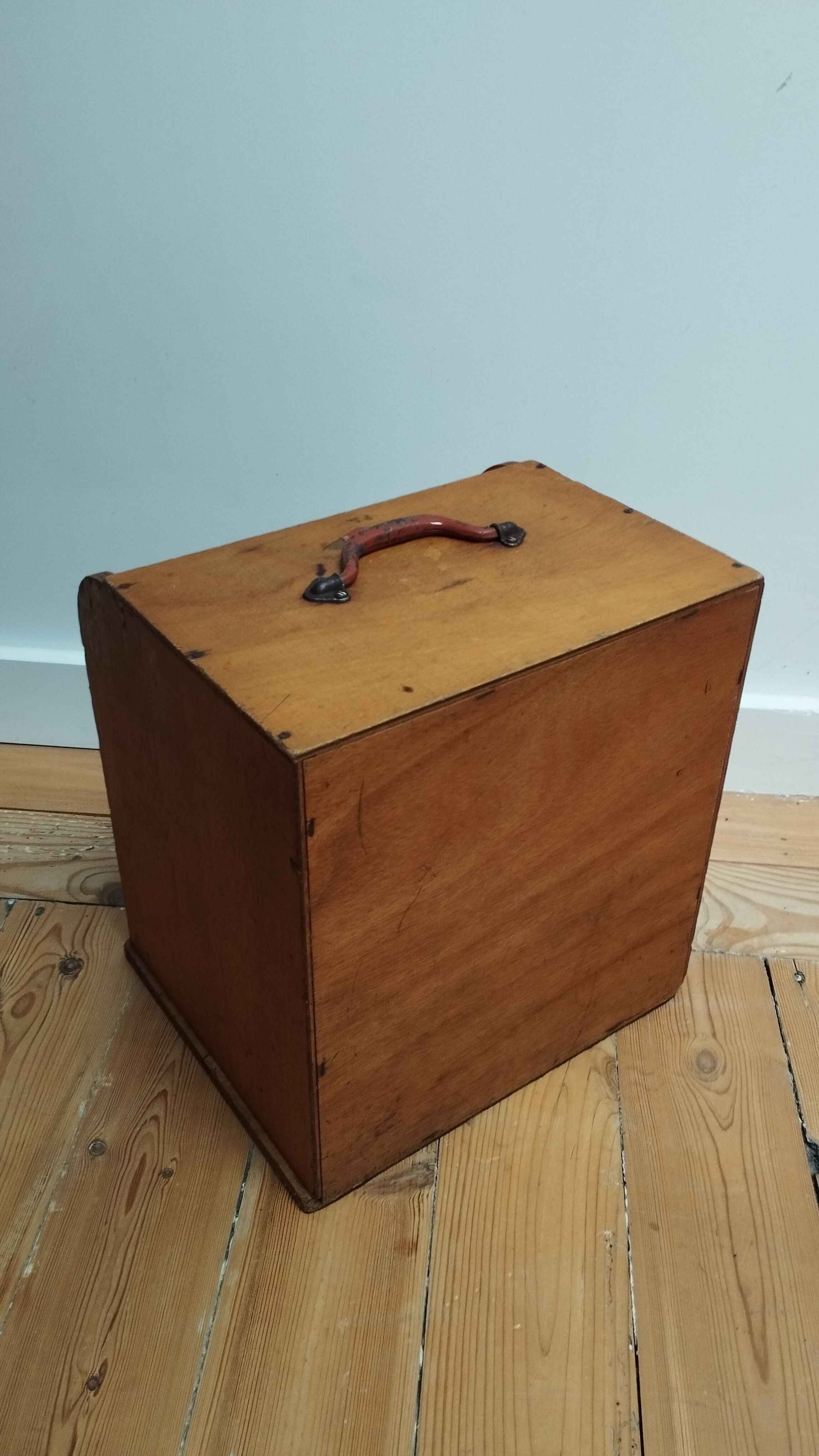 Persian representative case circa 1940-1950 "HOLY France"