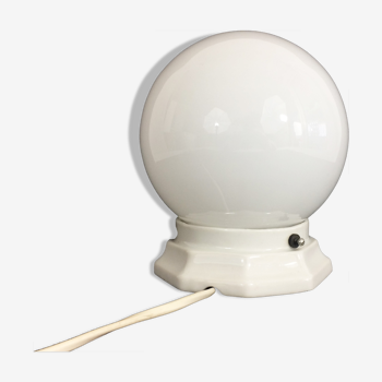 Lampe vintage, globe en opaline blanche en céramique blanche. année 50