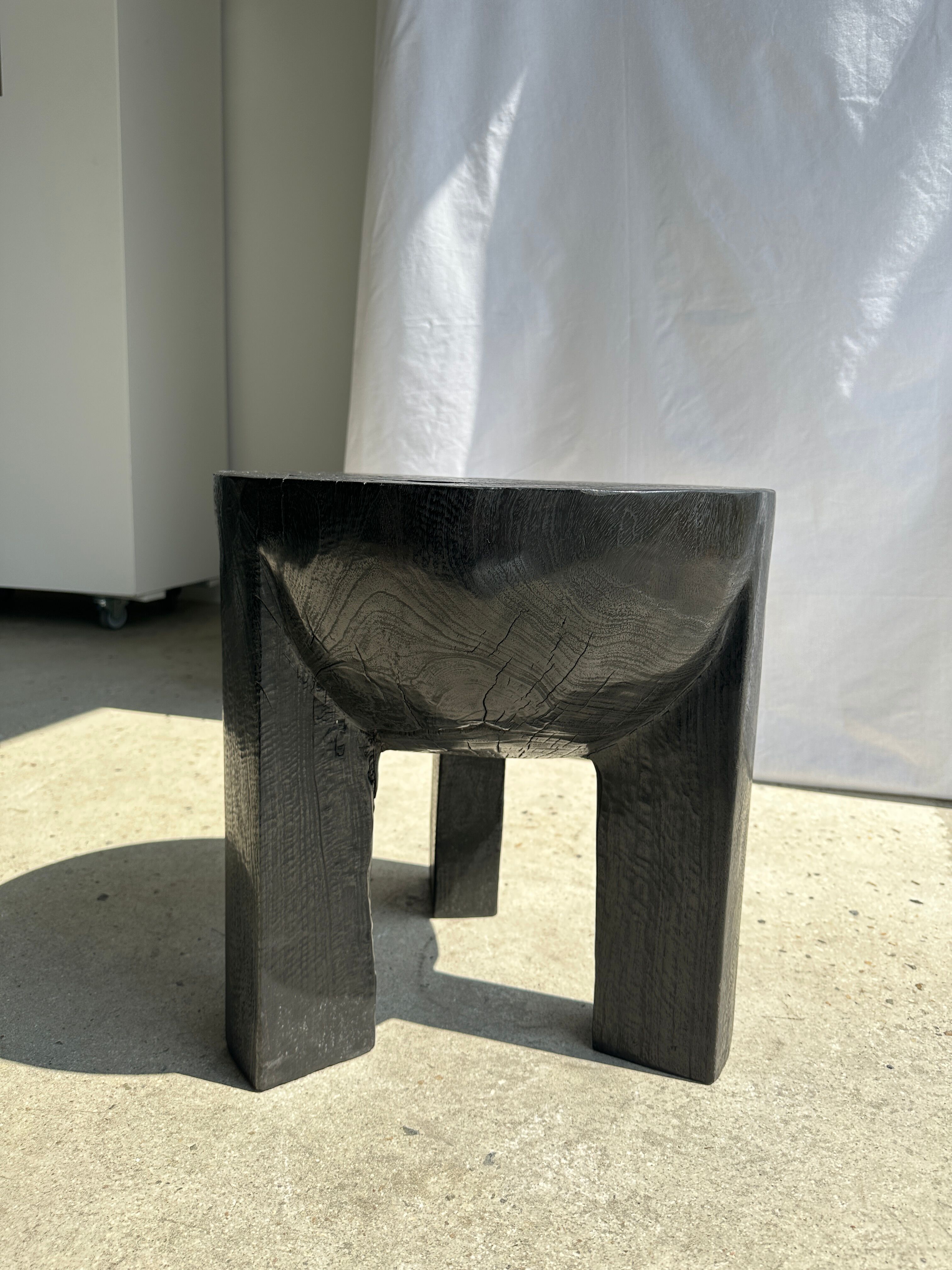 Black mango wood tripod side table with a semi-spherical top, height: 45 cm, diameter: 44 cm.