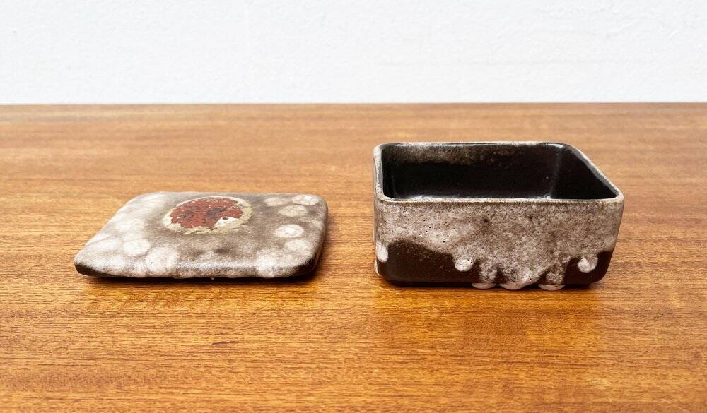 West German pottery box, fat lava WGP from the mid-century with lid, 1960s.