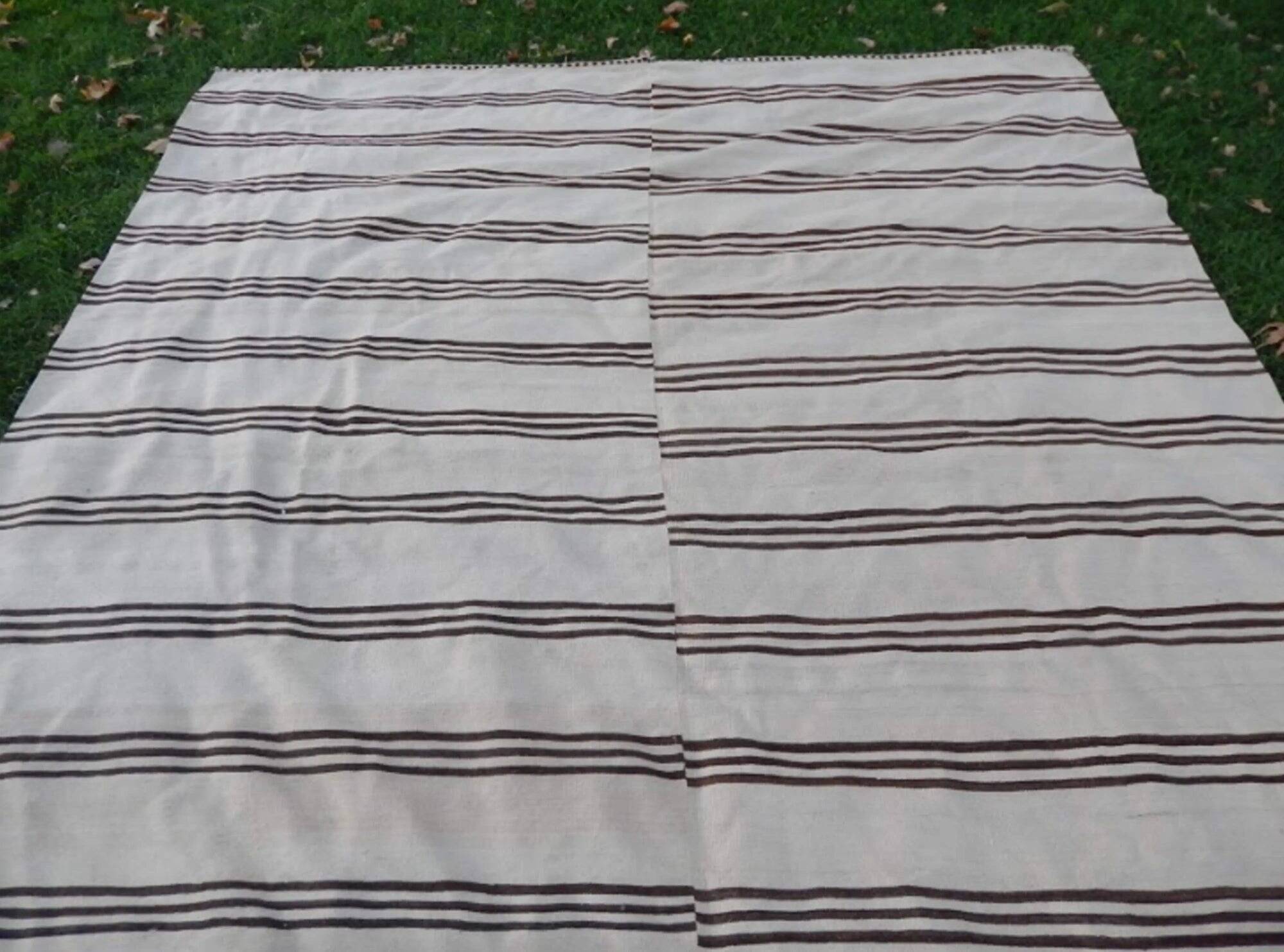 Vintage Turkish kilim, handwoven, 280x380 cm.