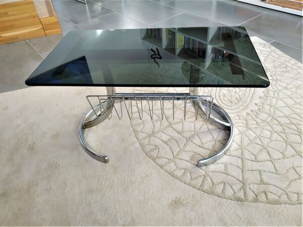 Table basse années 70 plateau de verre, piétement chromé avec porte-revues