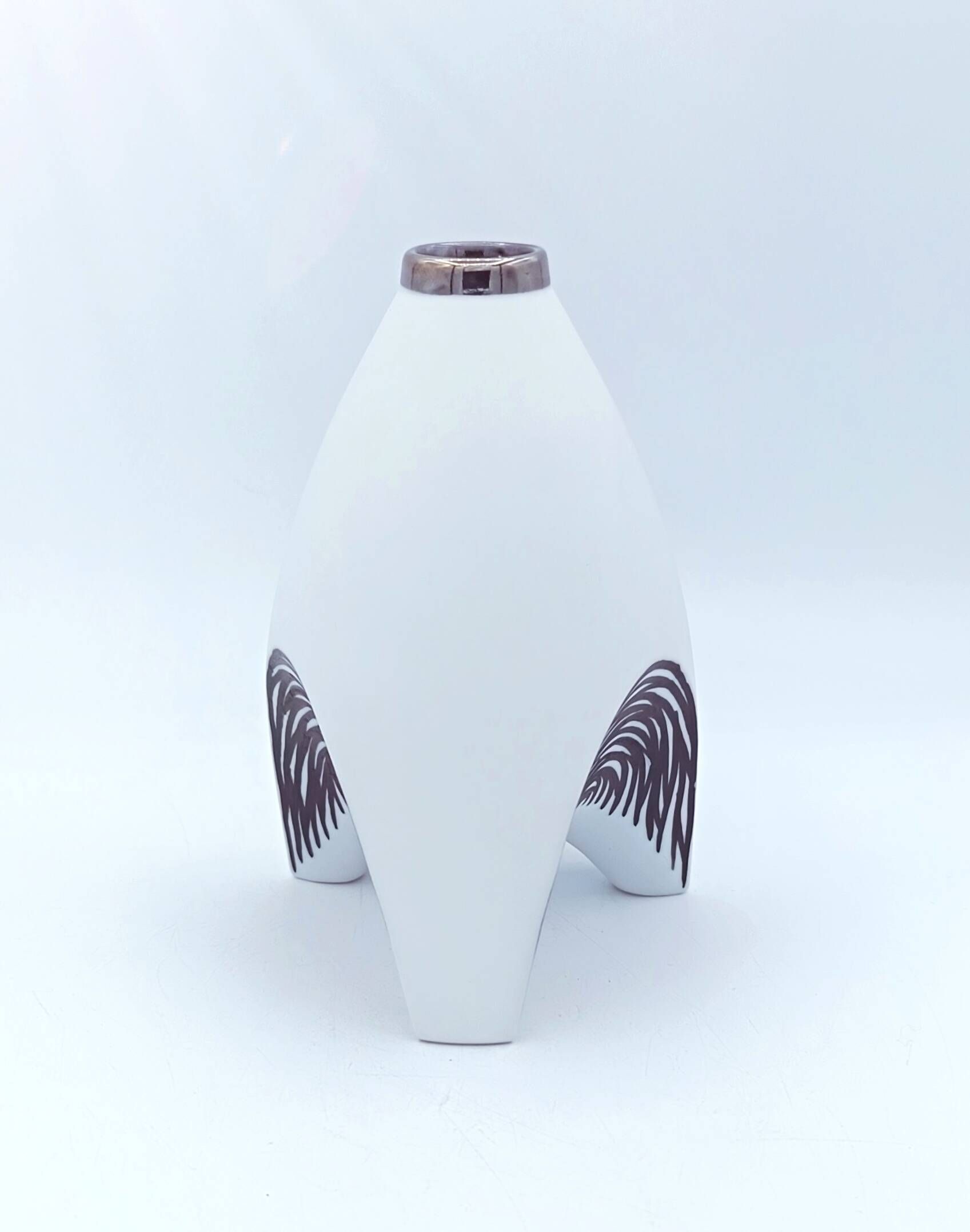 Sculptural ceramic vase by Alistair Danhieux – Saint-Amand-en-Puisaye