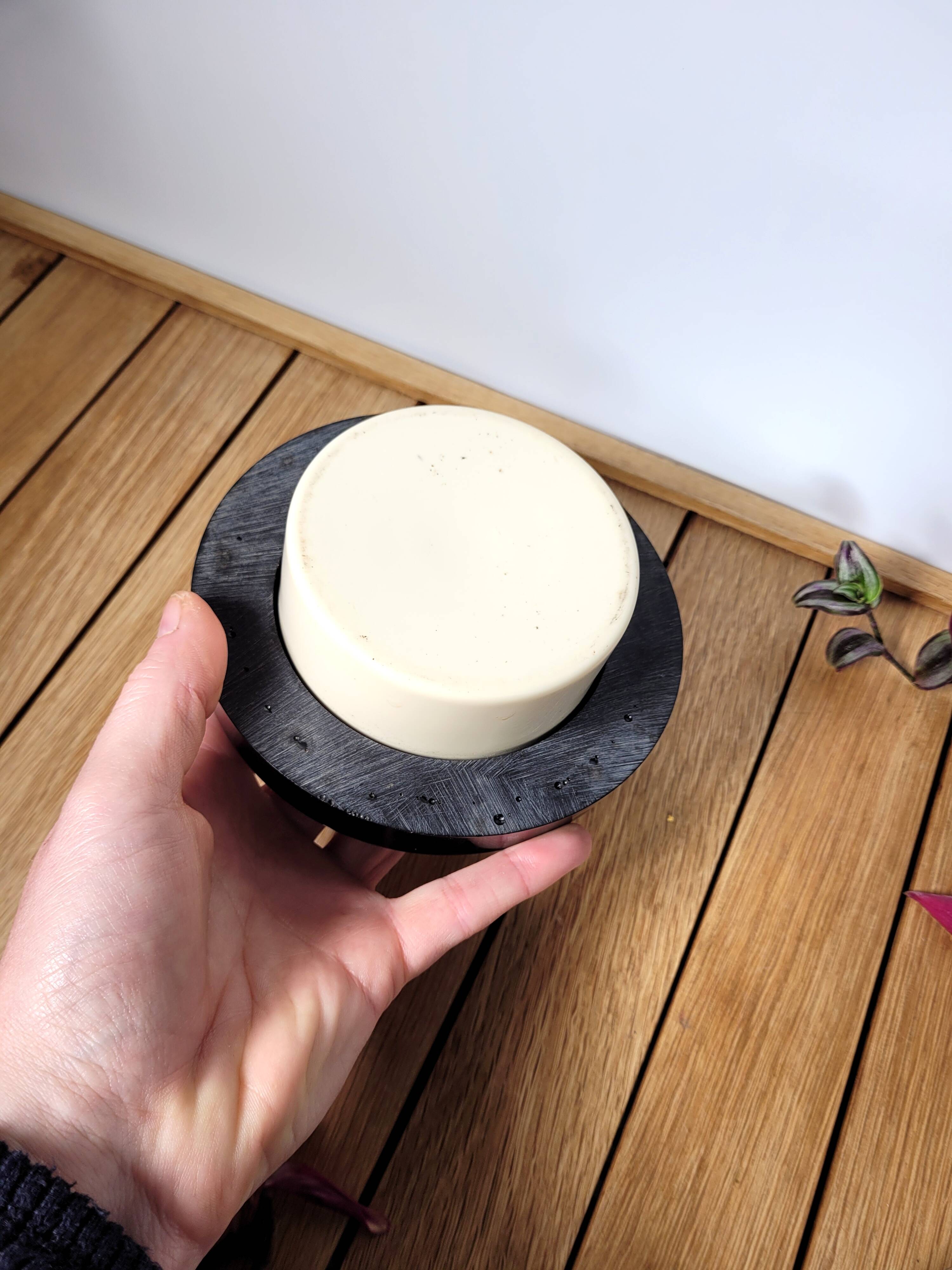 Pique flowers design resin black n white