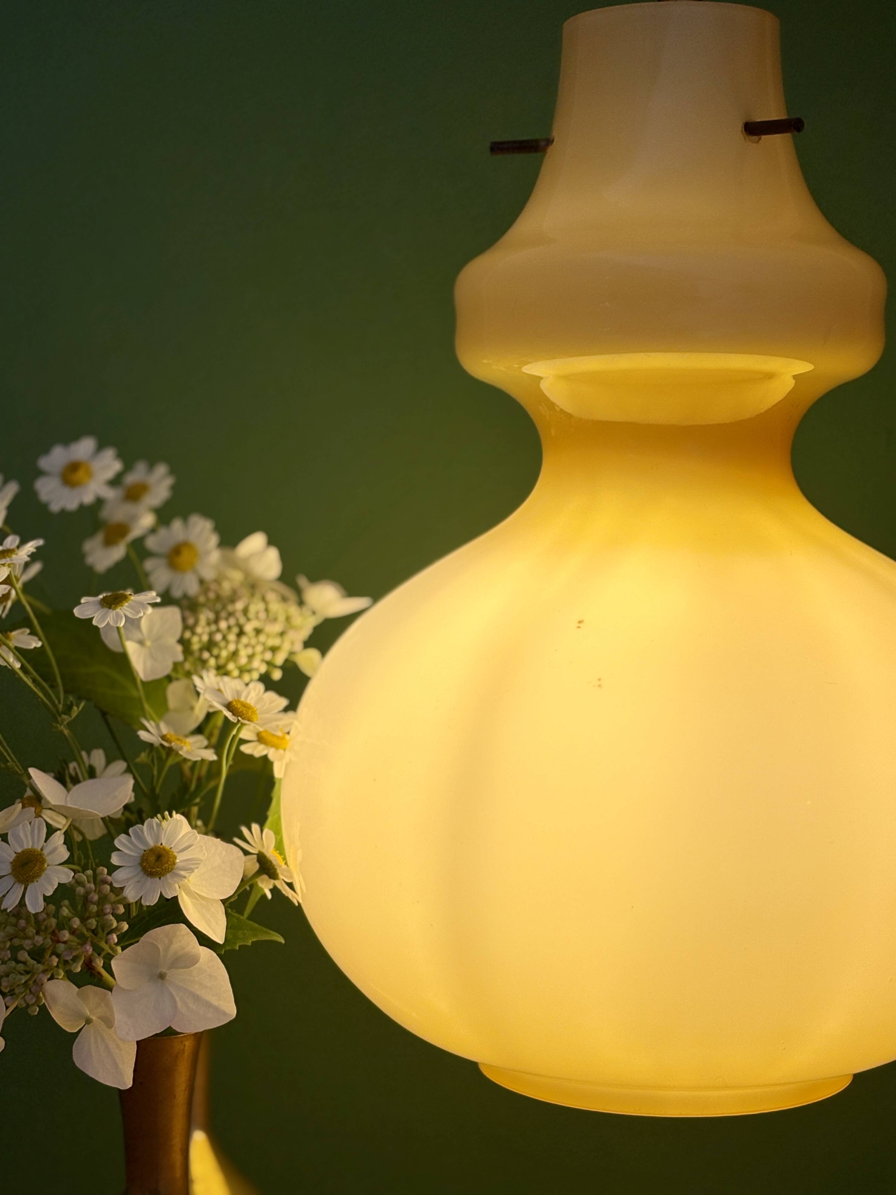 Suspension globe vintage en opaline jaune