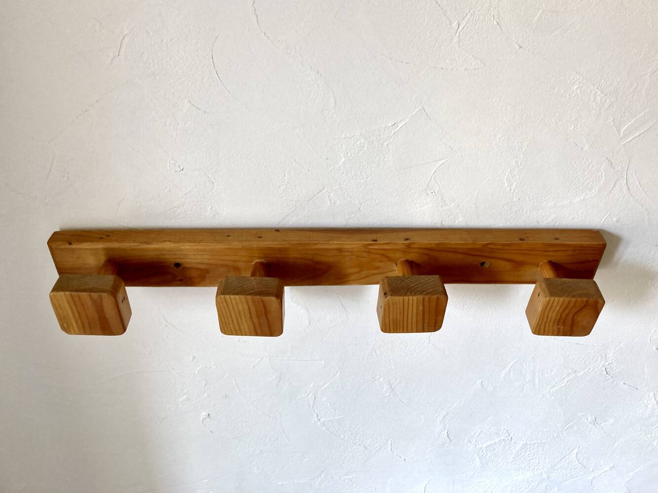 Wall-mounted coat rack with 4 wooden hooks