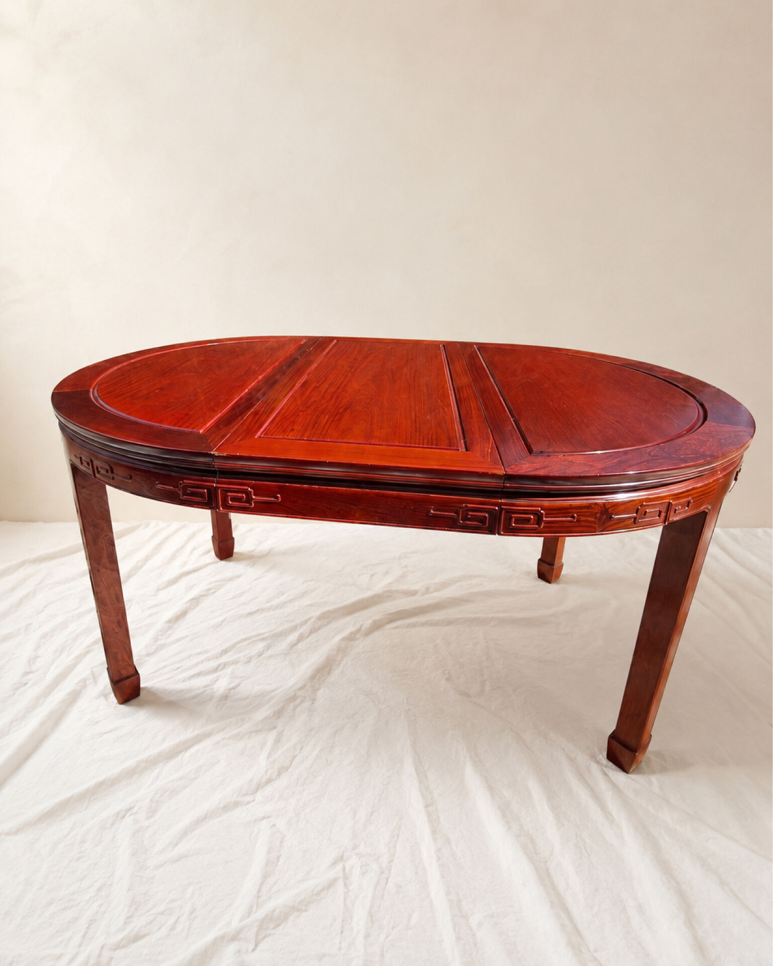 Extendable Chinese dining table in rosewood, 1970s.