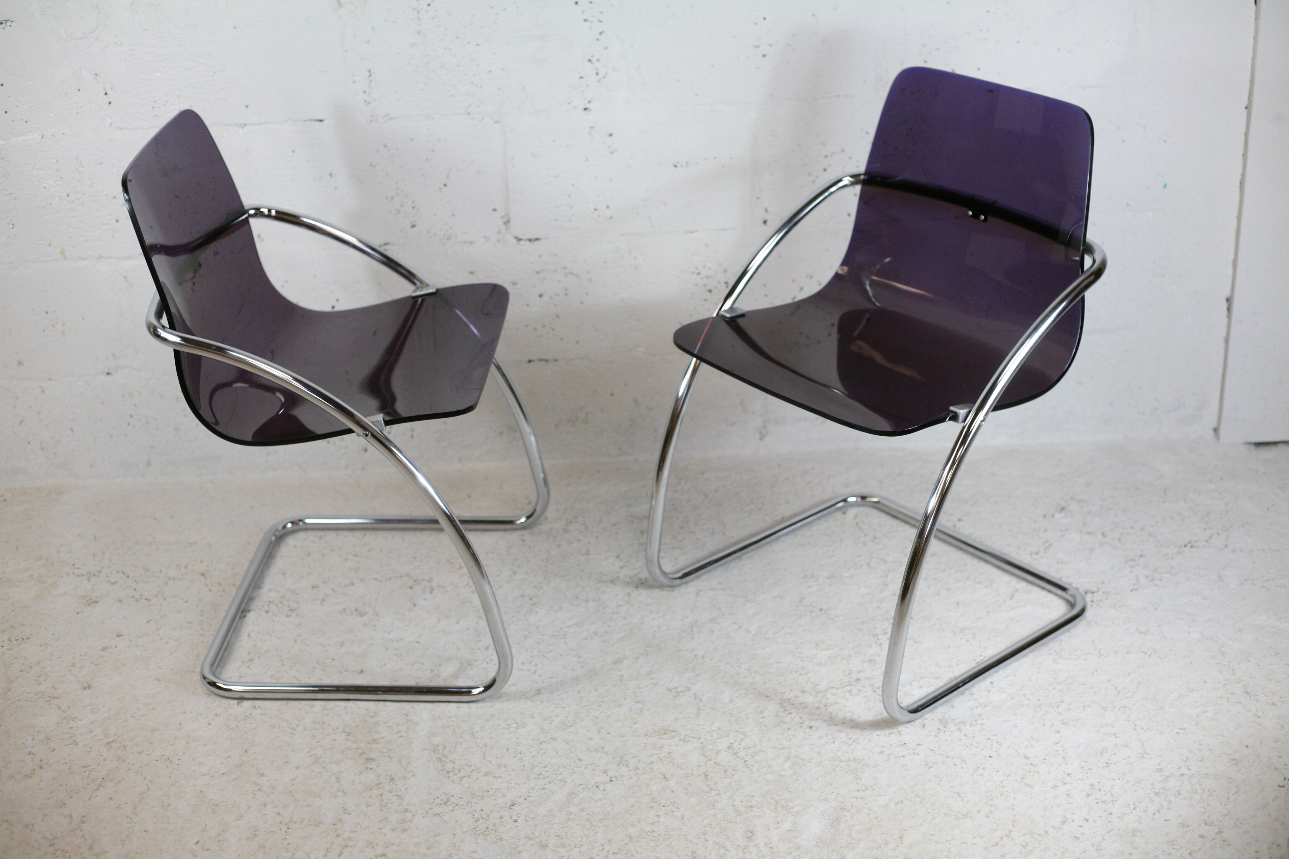 Pair of chairs by Yves Christin, tubular steel, purple plexiglass. Ed. Airborne, France cira 1970