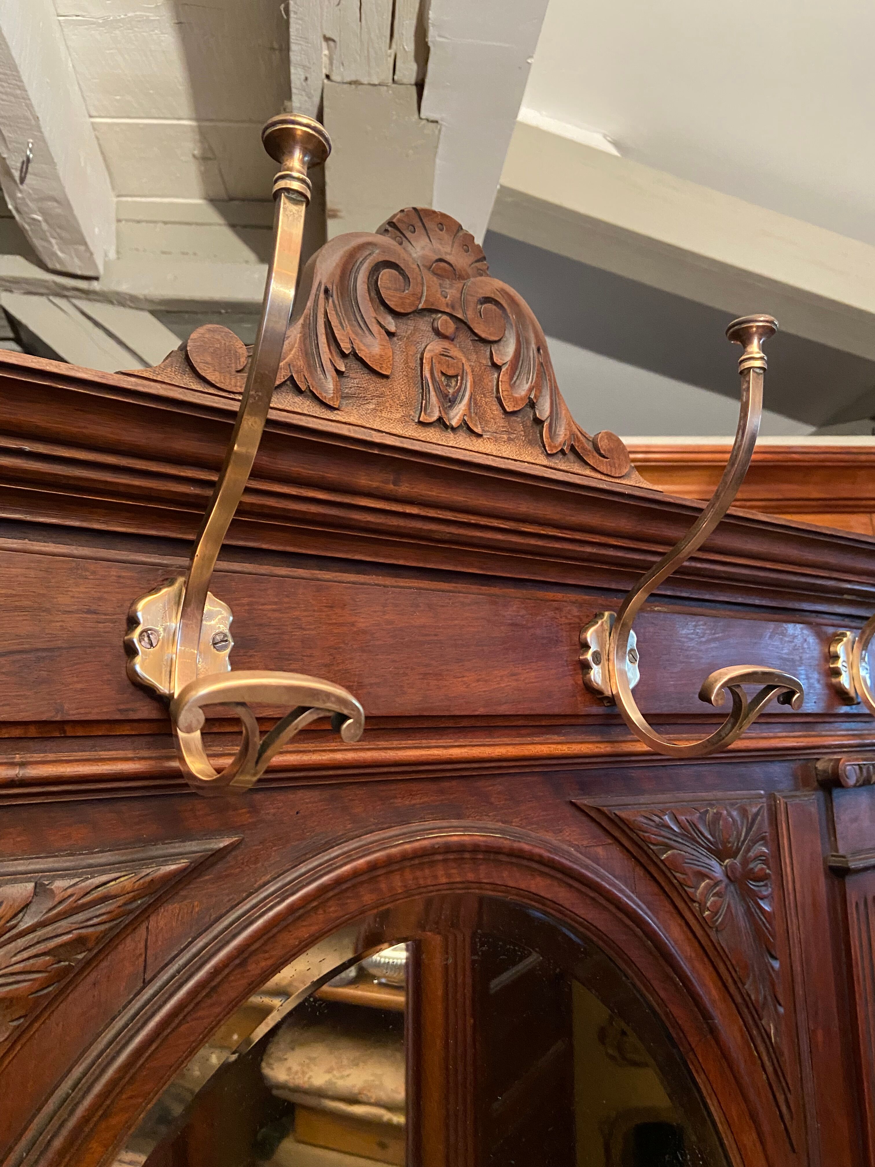 Porte-manteau de vestibule en noyer massif avec miroir ovale et patères en bronze