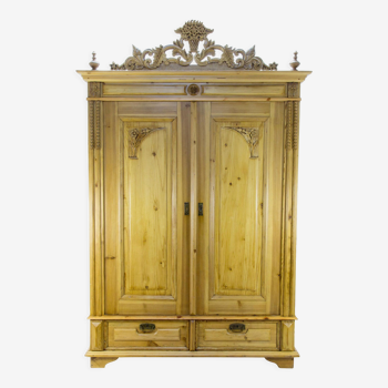 Armoire à deux portes en pin de la Baltique avec couronne sculptée, vers 1920