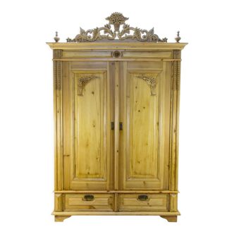 Armoire à deux portes en pin de la Baltique avec couronne sculptée, vers 1920