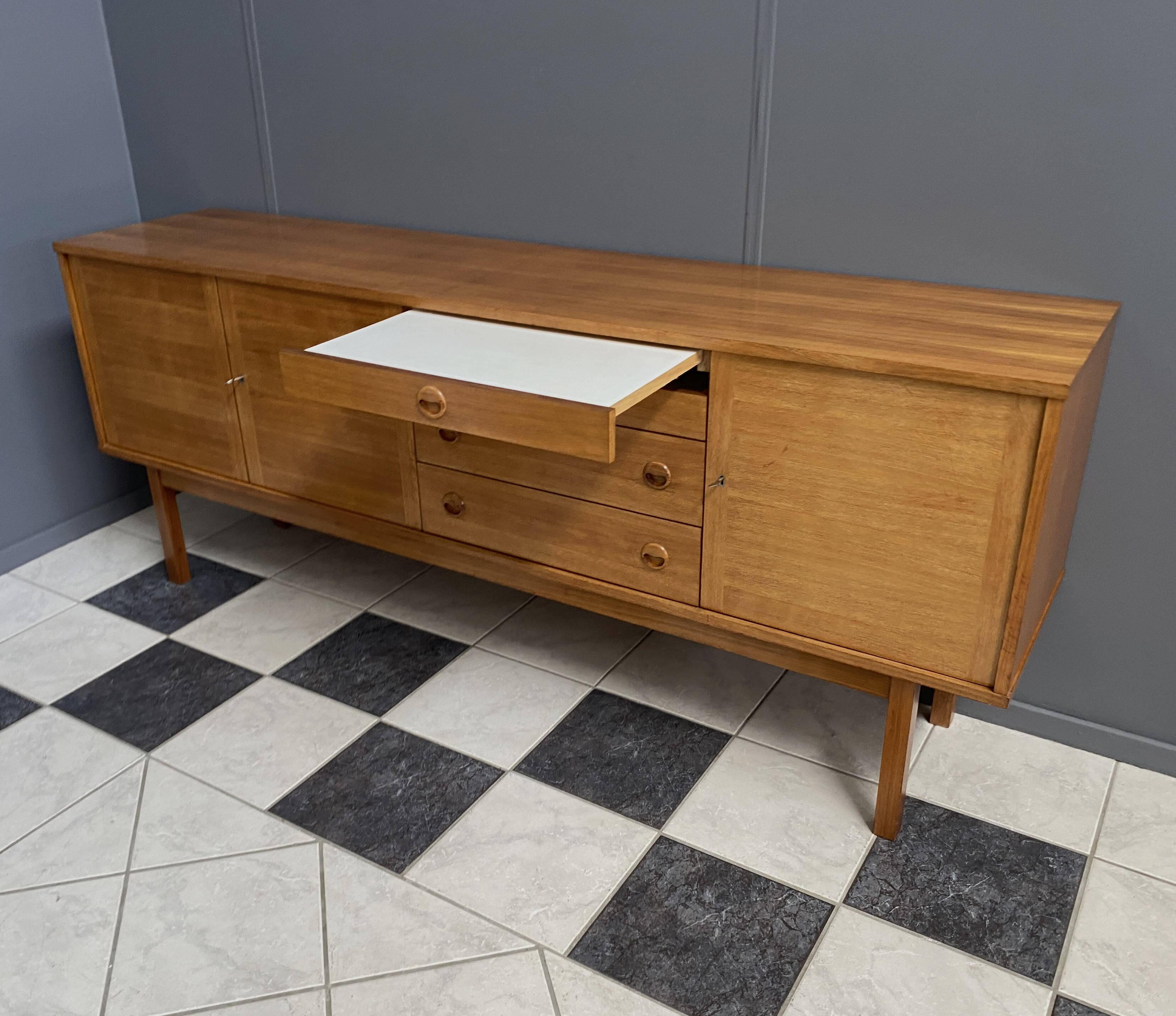 Buffet de style danois des années 1960