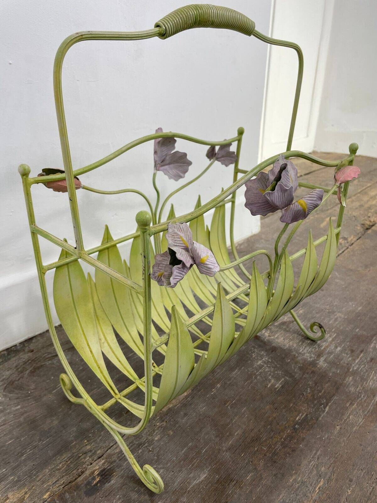 Porte-revues vintage en fer forgé, fleurs peintes à la main