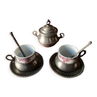 Tasses à café et sucrier en étain et porcelaine